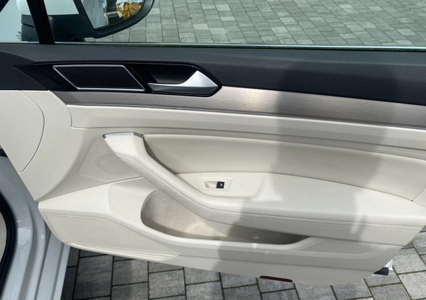 Volkswagen Passat cena 68400 przebieg: 129000, rok produkcji 2017 z Turek małe 596